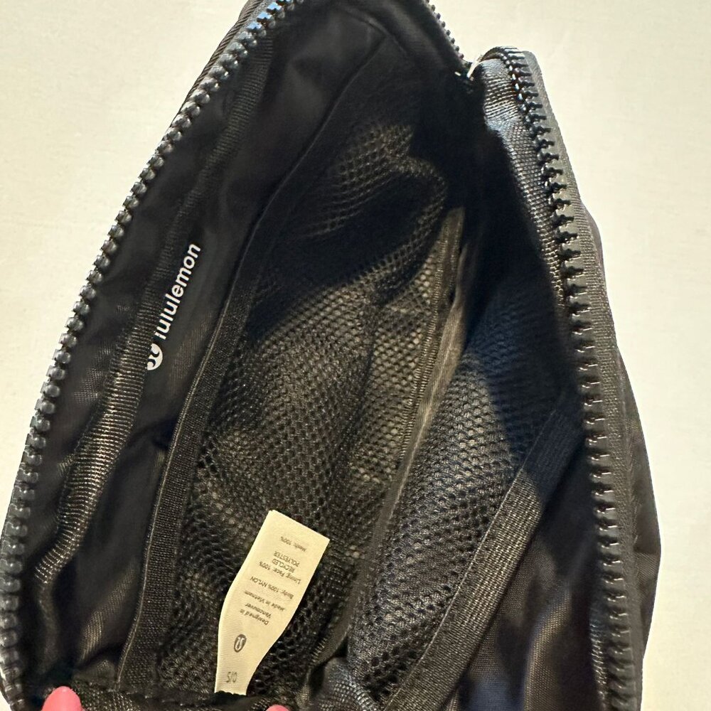 Lululemon Everywhere Belt Bag NEW Black Crossbody Strap 1L for Men & Women NWT - Picture 3 of 5